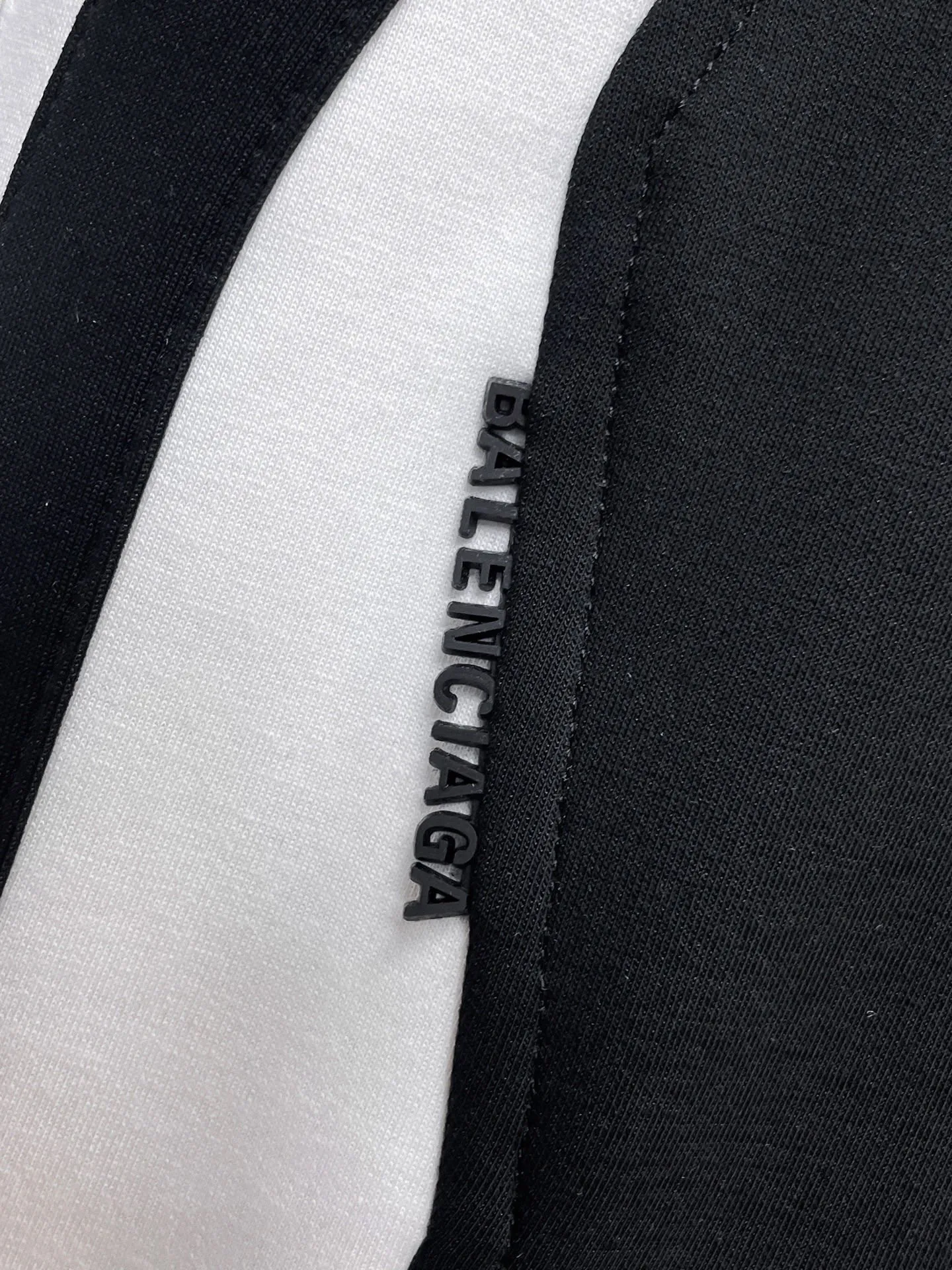 Balenciaga's three-standard complete 2026 summer New Arrival men's casual shorts, advanced custom-made Breathable fabric, Breathable fabric, extremely stretchy and comfortable, impeccable details, top-grade accessories, original logo design concept, delicate and soft feel! The upper body fit is awesome! Size: M-XXXL Please state your height and weight when ordering